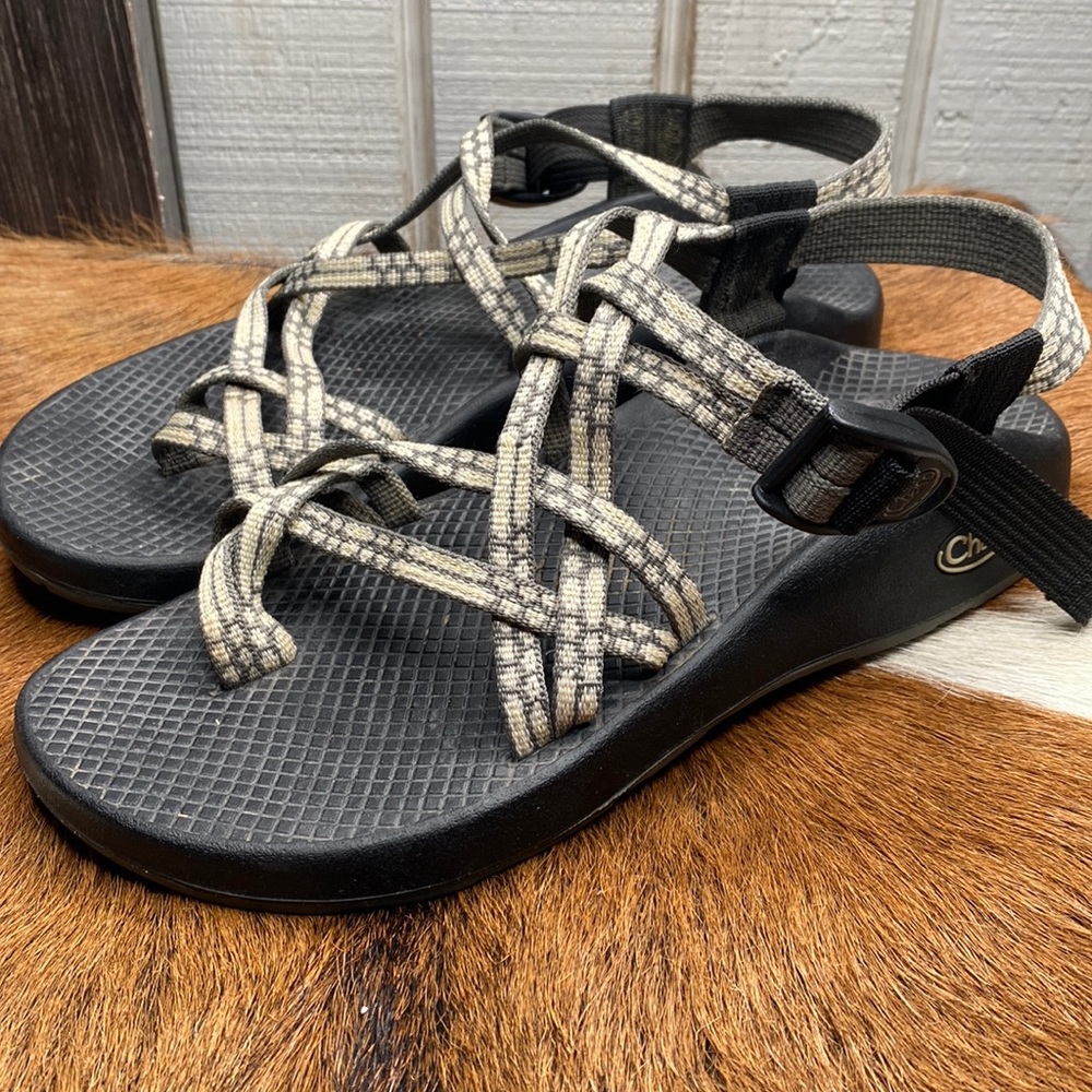 Womens Chaco sandals size 8 chexk them out thanks 🙏